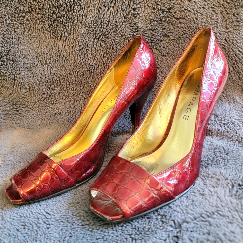 Rampage Mystic Wine Faux Alligator Heels, size 8M